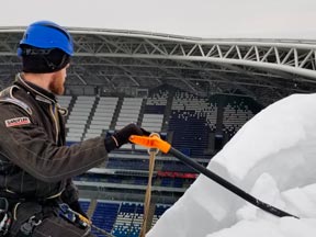 Сброс снега с кровли стадиона 